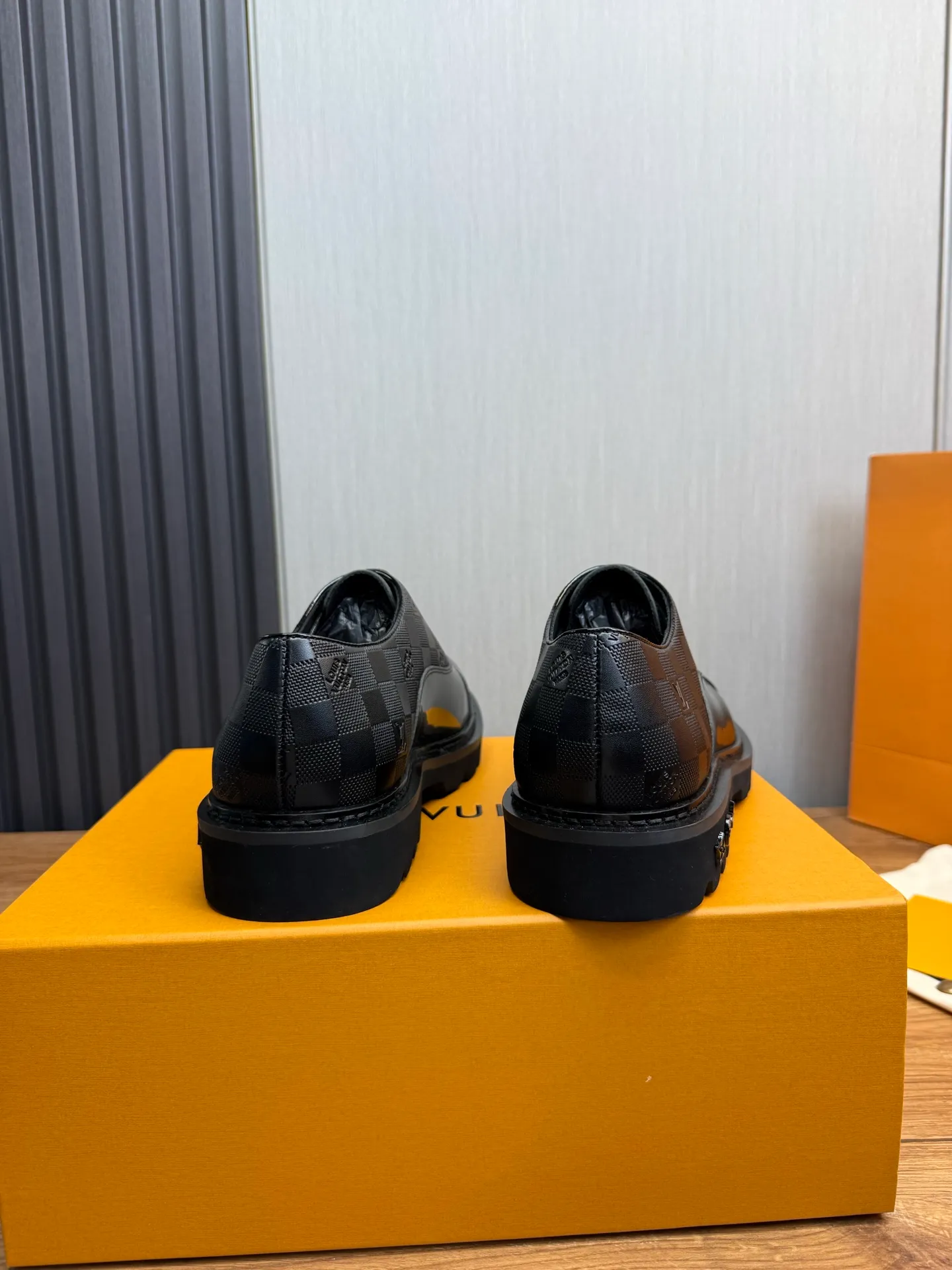 Men's shoes 💰900💰 LV. Men's casual lace-up leather shoes, the latest hot style 🔥 1:1 original purchase quality, top quality goods ⬆️The upper is imported open-edge beaded cowhide, cowhide, and cow suede. The hand-made three-dimensional stitching highlights the round toe design. The inner foot pads are all imported cowhide, with the original wear-resistant foam outsole, matching code 39-44, (38, 45 custom-made, non-refundable)
